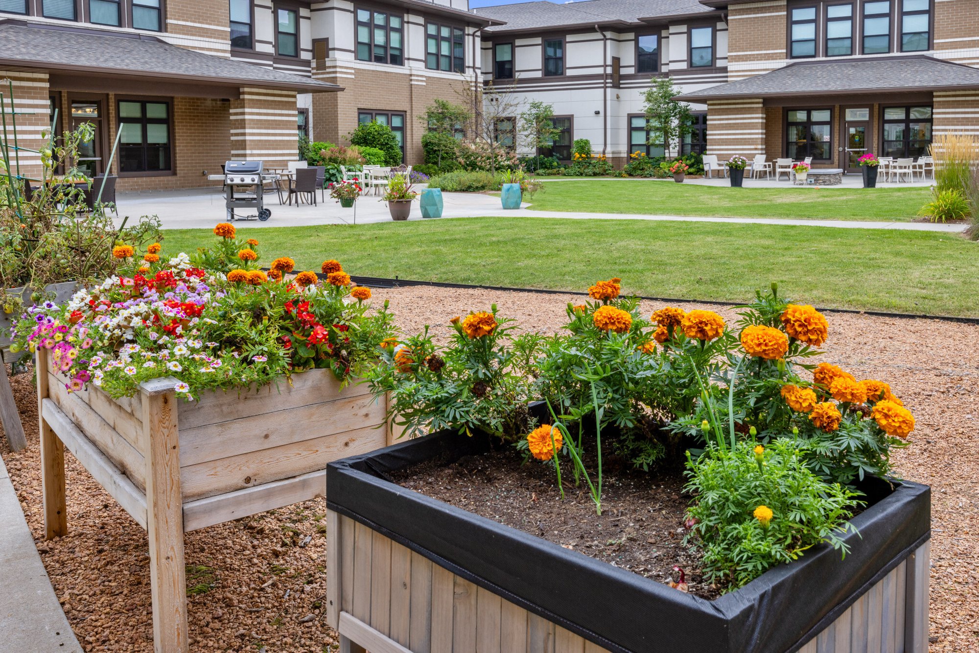 Exterior_ 100_West_River_Woods_004