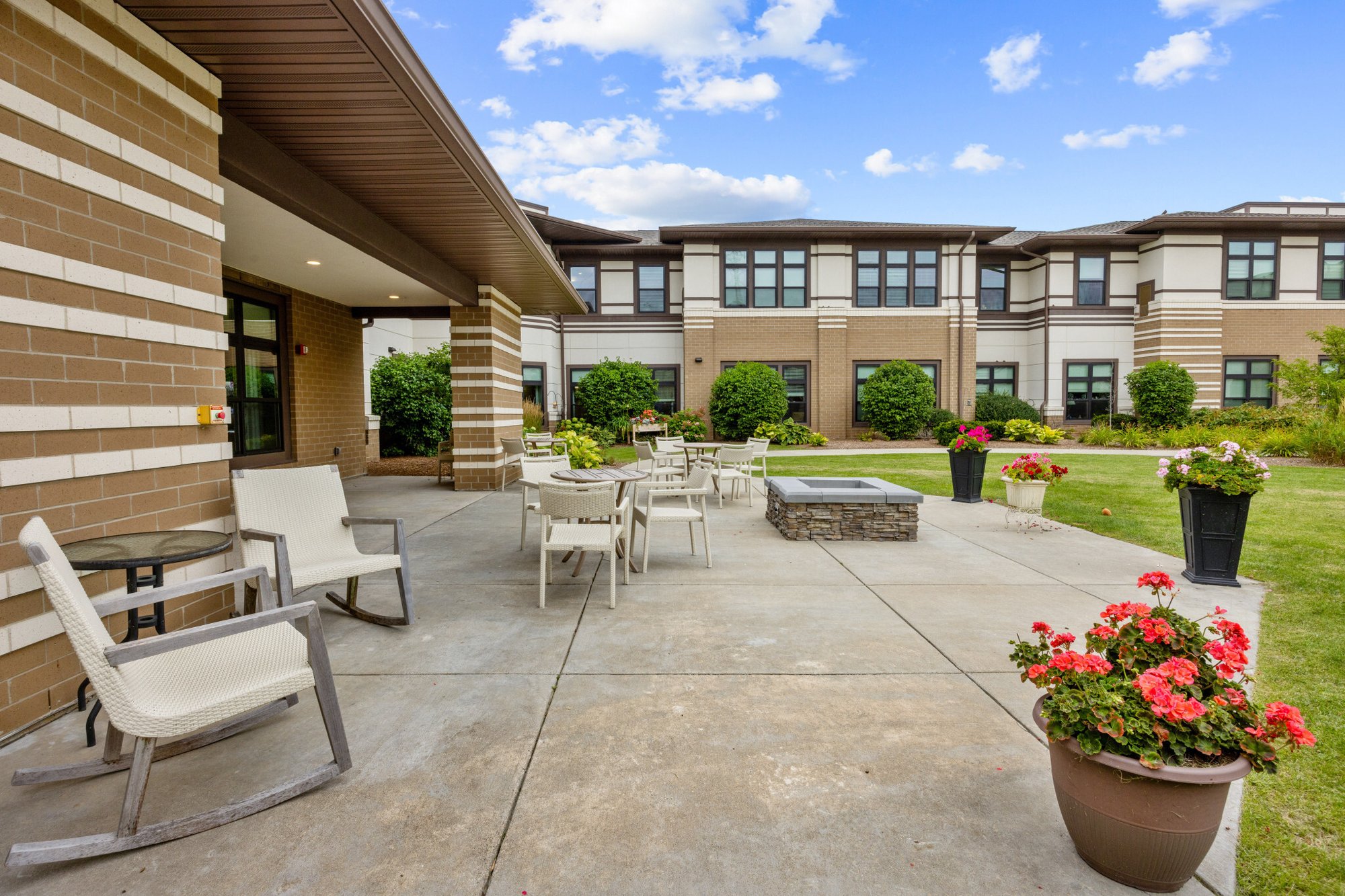 Exterior_ 100_West_River_Woods_008