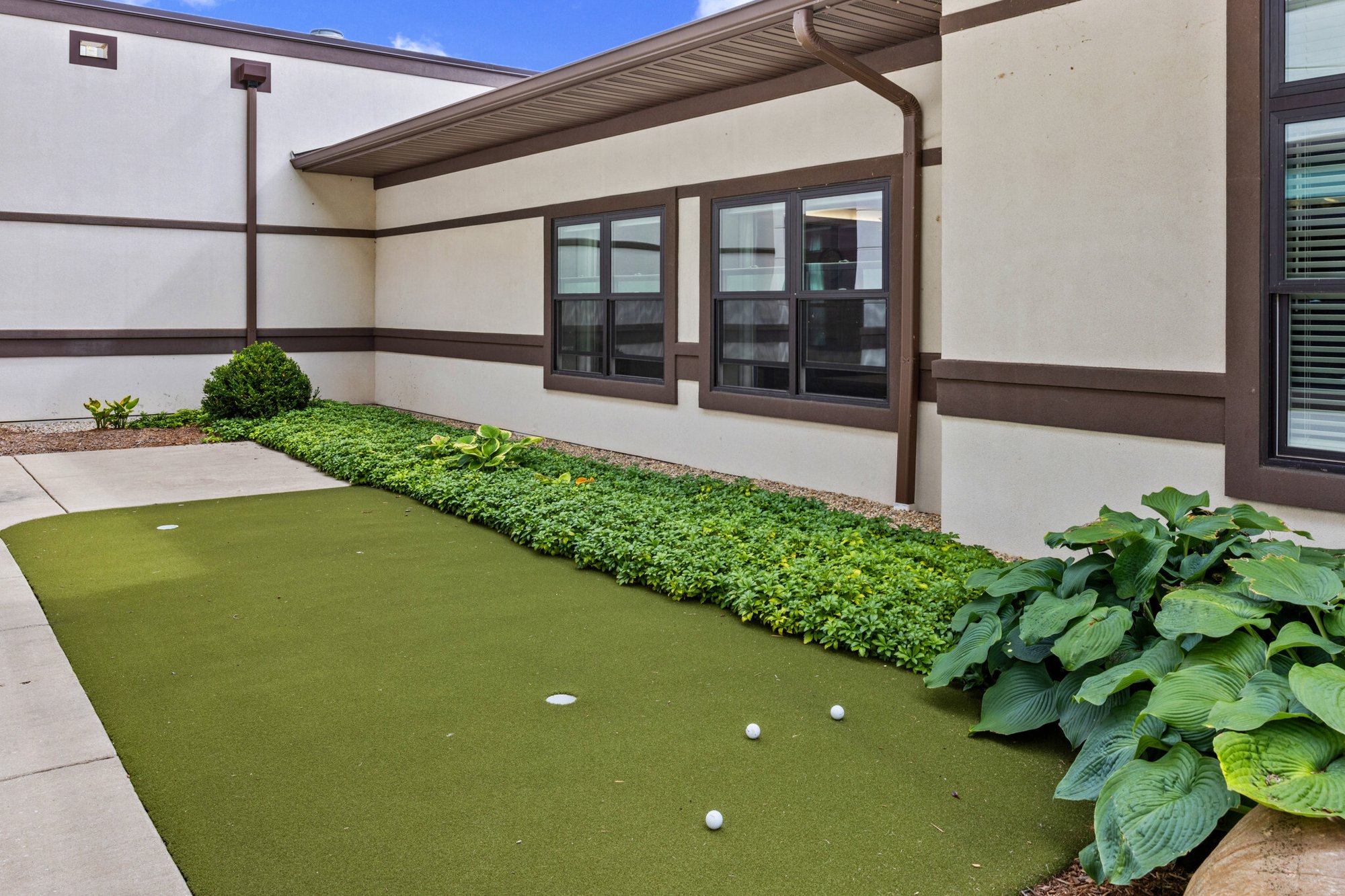 Exterior_ 100_West_River_Woods_122
